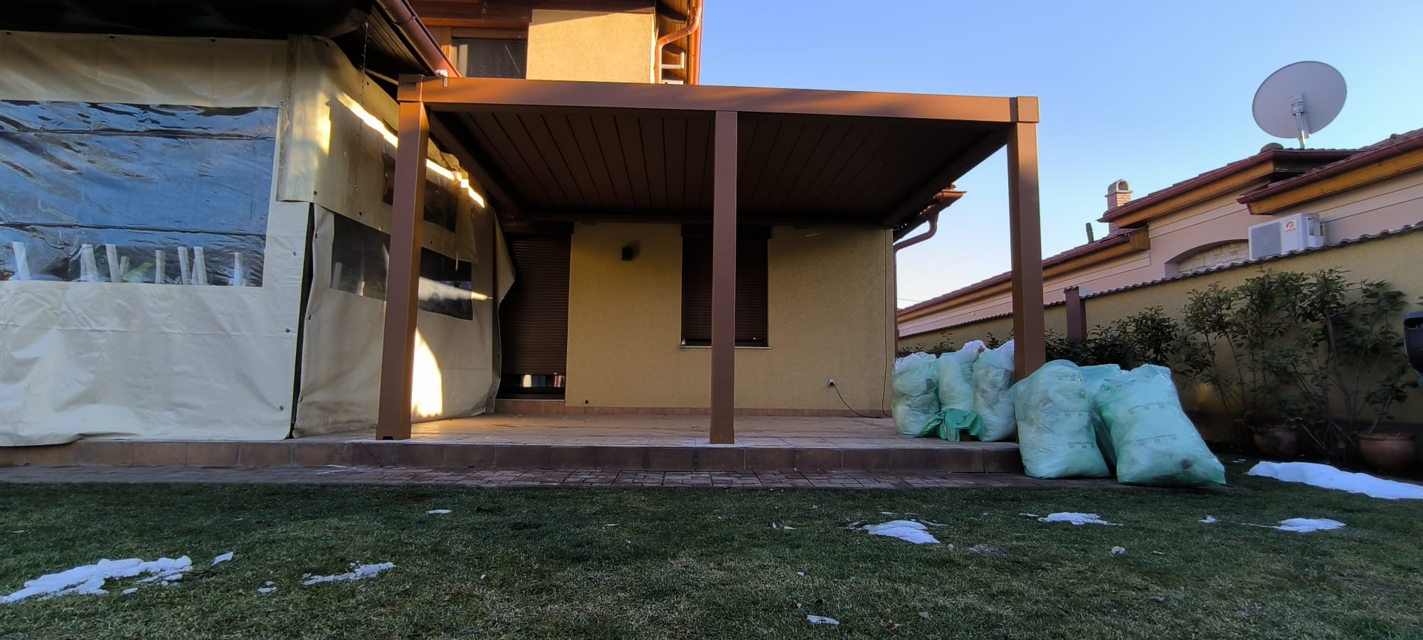 Modern pergola egy családi ház teraszán Kecskeméten