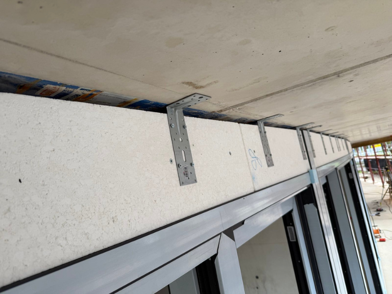 Szemöldökképzés Compacfoammal egy társasházi projektben Szemöldökképzés Compacfoammal egy társasházi projektben